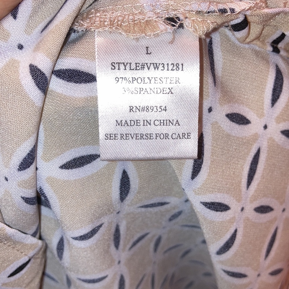Like new Adrienne Vittadini patterned top with two zip pockets on the front - Picture 7 of 7
